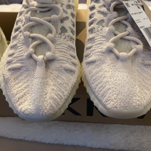 Yeezy sneakers - Picture 3 of 9